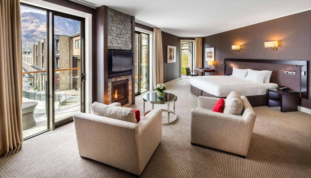 where to stay in queenstown hilton queenstown resort and spa 02