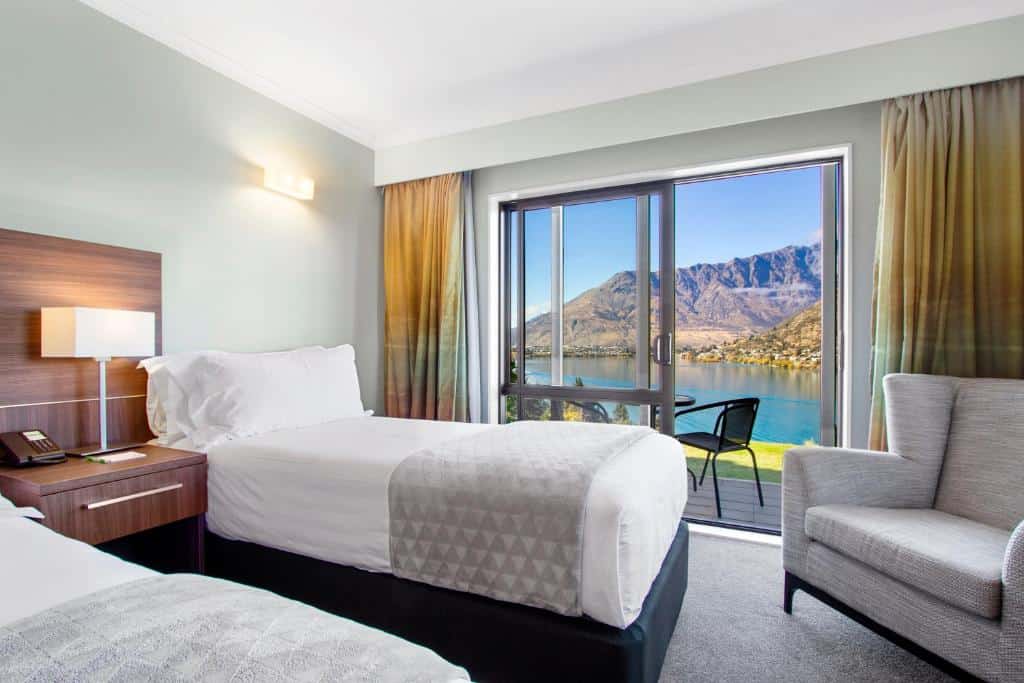 where to stay in queenstown holiday inn queenstown frankton road 02