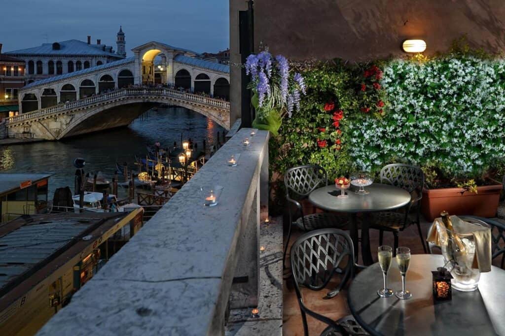 Hotel Rialto beside Rialto Bridge
