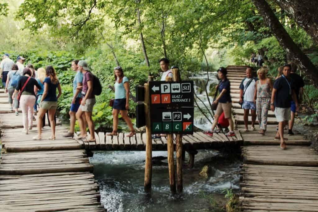 plitvice lakes path routes people
