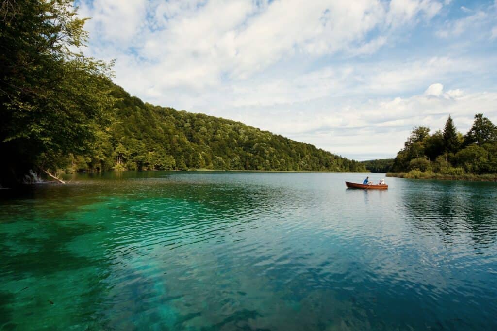 plitvice lakes rowboat