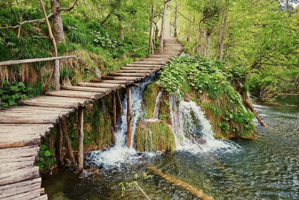 plitvice lakes wooden path