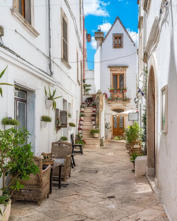 locorotondo alleyway