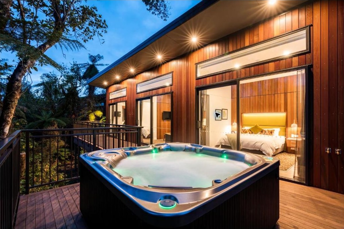 franz josef rainforest deluxe 03 private hot tub
